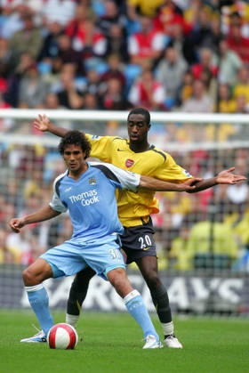 Manchester City V Arsenal, Premier League Bernardo Corradi of Manchester City and Johan Djourou of Arsenal challenge during the Premier League match between Manchester City and Arsenal at City Of Manchester Stadium on August 26, 2006 in Manchester, England. Manchester City Of Manchester Stadium England United Kingdom Copyright: xAllstarxPicturexLibraryxLtdx