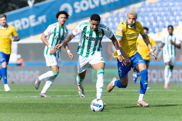March 22, 2026, Estoril, Lisbon, Portugal: Rio Ave forward from Brazil DIOGO BEZERRA (7) and Estoril defender from Belgium ANTEF TSOUNGUI (5) in action during the game for Liga Portugal Betclic between Estoril Praia and Rio Ave at Estadio Antonio Coimbra da Mota Estoril Portugal - ZUMAs359 20260322_zsp_s359_040 Copyright: xAlexandrexdexSousax