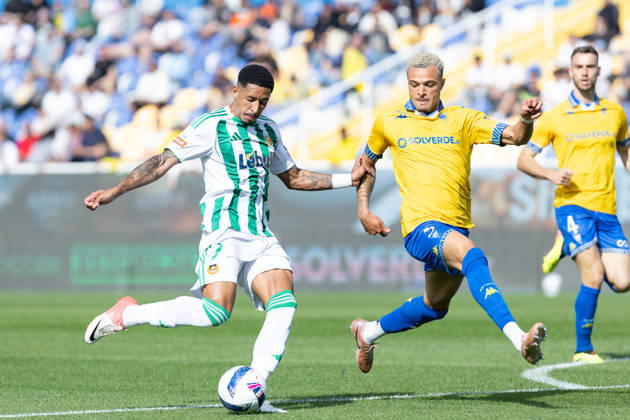 March 22, 2026, Estoril, Lisbon, Portugal: Rio Ave forward from Brazil DIOGO BEZERRA (7) and Estoril defender from Belgium ANTEF TSOUNGUI (5) in action during the game for Liga Portugal Betclic between Estoril Praia and Rio Ave at Estadio Antonio Coimbra da Mota Estoril Portugal - ZUMAs359 20260322_zsp_s359_043 Copyright: xAlexandrexdexSousax