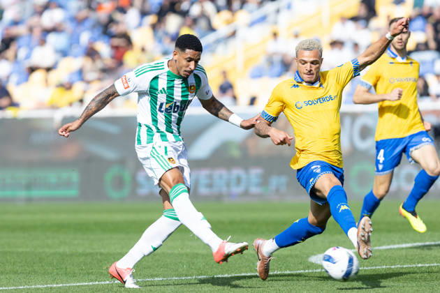 March 22, 2026, Estoril, Lisbon, Portugal: Rio Ave forward from Brazil DIOGO BEZERRA (7) and Estoril defender from Belgium ANTEF TSOUNGUI (5) in action during the game for Liga Portugal Betclic between Estoril Praia and Rio Ave at Estadio Antonio Coimbra da Mota Estoril Portugal - ZUMAs359 20260322_zsp_s359_044 Copyright: xAlexandrexdexSousax