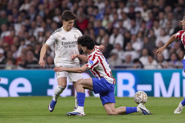 Real Madrid CF Vs Atletico Madrid in Spain - 22 Mar 2026 Arda Guler (L) of Real Madrid CF and Jhonny Cardoso (R) of Atletico Madrid seen in action during the LaLiga EA Sports 2025 2026 week 29 football match between Real Madrid CF and Atletico Madrid at Santiago Bernabeu stadium. Final score: Real Madrid CF 3:2 Atletico Madrid. Madrid Spain Copyright: xFedericoxTitonex xSOPAxImagesx FTITONE_002