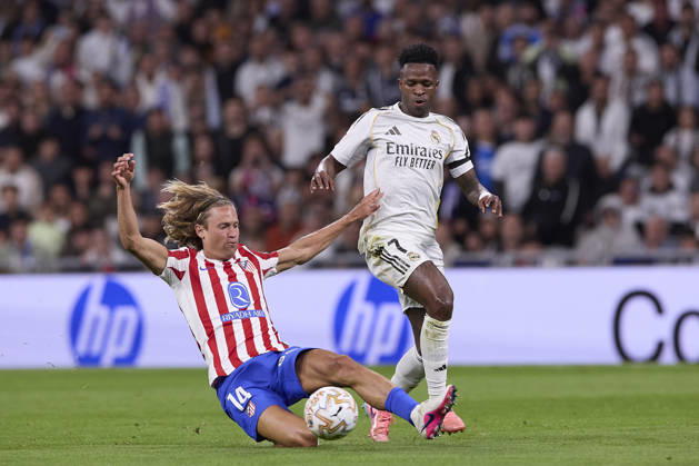 Real Madrid CF Vs Atletico Madrid in Spain - 22 Mar 2026 Marcos Llorente (L) of Atletico Madrid and Vinicius Junior (R) of Real Madrid CF seen in action during the LaLiga EA Sports 2025 2026 week 29 football match between Real Madrid CF and Atletico Madrid at Santiago Bernabeu stadium. Final score: Real Madrid CF 3:2 Atletico Madrid. Madrid Spain Copyright: xFedericoxTitonex xSOPAxImagesx FTITONE_003