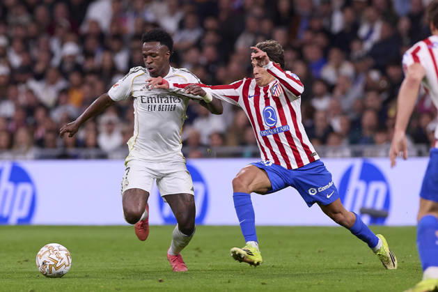 Real Madrid CF Vs Atletico Madrid in Spain - 22 Mar 2026 Vinicius Junior (L) of Real Madrid CF and Giuliano Simeone (R) of Atletico Madrid seen in action during the LaLiga EA Sports 2025 2026 week 29 football match between Real Madrid CF and Atletico Madrid at Santiago Bernabeu stadium. Final score: Real Madrid CF 3:2 Atletico Madrid. Madrid Spain Copyright: xFedericoxTitonex xSOPAxImagesx FTITONE_013