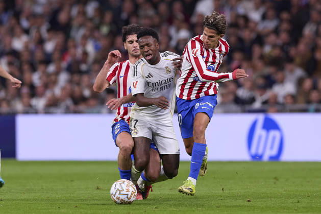 Real Madrid CF Vs Atletico Madrid in Spain - 22 Mar 2026 (From L to R) Jhonny Cardoso of Atletico Madrid, Vinicius Junior of Real Madrid CF and Giuliano Simeone of Atletico Madrid seen in action during the LaLiga EA Sports 2025 2026 week 29 football match between Real Madrid CF and Atletico Madrid at Santiago Bernabeu stadium. Final score: Real Madrid CF 3:2 Atletico Madrid. Madrid Spain Copyright: xFedericoxTitonex xSOPAxImagesx FTITONE_014