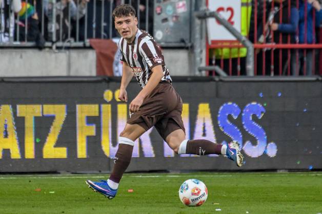 Arkadiusz Pyrka Pauli on the ball Germany , Hamburg , Millerntorstadion , Football , 1 Bundesliga , FC St Pauli SC Freiburg
