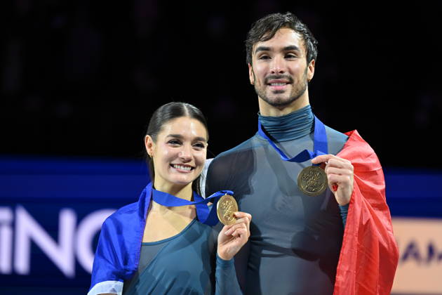 ISU Figure skating, Eiskunstlauf World Championships 2026 in Prague, Czech Republic - 28 Mar 2026 Gold medalists Laurence Fournier Beaudry (L) and Guillaume Cizeron of France as seen during the medal ceremony for Ice Dance competition at the ISU Figure Skating World Championships 2026 at the O2 Arena. ISU Figure Skating World Championships 2026 takes place from 24th to 29th of March in Prague, Czech Republic. Prague Czech Republic Copyright: xTomasxTkacikx xSOPAxImagesx 20260328-isu-dance-39