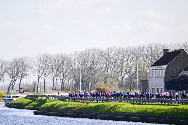 In Flanders Fields From Middelkerke to Wevelgem 2026 Cycling Race WEVELGEM, BELGIUM - MARCH 29 : Illustration picture of the peloton during the 88th edition of In Flanders Fields From Middelkerke to Wevelgem an UCI World Tour 1.UWT one day cycling road race for Men Elite of 240 km with start in Middelkerke and finish in Wevelgem on March 29, 2026 in Wevelgem, Belgium, 29 03 2026 ( Motordriver Guy De Vuyst - Wevelgem Belgium Copyright: xJanxDexMeuleneirx