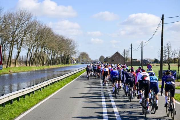 In Flanders Fields From Middelkerke to Wevelgem 2026 Cycling Race WEVELGEM, BELGIUM - MARCH 29 : Illustration picture of the peloton during the 88th edition of In Flanders Fields From Middelkerke to Wevelgem an UCI World Tour 1.UWT one day cycling road race for Men Elite of 240 km with start in Middelkerke and finish in Wevelgem on March 29, 2026 in Wevelgem, Belgium, 29 03 2026 ( Motordriver Guy De Vuyst - Wevelgem Belgium Copyright: xJanxDexMeuleneirx