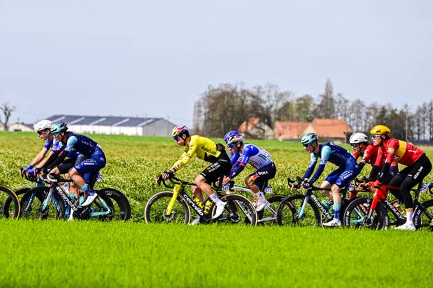In Flanders Fields From Middelkerke to Wevelgem 2026 Cycling Race WEVELGEM, BELGIUM - MARCH 29 : Van Aert Wout (BEL) of Team Visma Lease a Bike during the 88th edition of In Flanders Fields From Middelkerke to Wevelgem an UCI World Tour 1.UWT one day cycling road race for Men Elite of 240 km with start in Middelkerke and finish in Wevelgem on March 29, 2026 in Wevelgem, Belgium, 29 03 2026 ( Motordriver Guy De Vuyst - Wevelgem Belgium Copyright: xJanxDexMeuleneirx