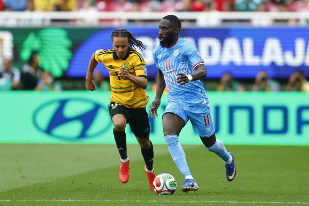RD Congo v Jamaica - 2026 FIFA World Cup, WM, Weltmeisterschaft, Fussball Qualifying ZAPOPAN, MEXICO - MARCH 31: Arthur Masuaku (R) of RD Congo fights for the ball with Bobby De Cordova-Reid (L) of Jamaica during a World Cup 2026 playoff qualifying football match between RD Congo and Jamaica, at the Guadalajara Stadium in Zapopan, Mexico on March 31, 2026. Stringer Anadolu Zapopan Mexico. Editorial use only. Please get in touch for any other usage.  Copyright: x2026xAnadoluxStringerx