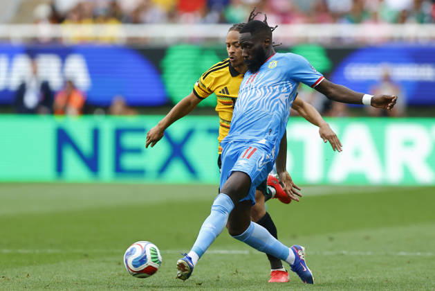 RD Congo v Jamaica - 2026 FIFA World Cup, WM, Weltmeisterschaft, Fussball Qualifying ZAPOPAN, MEXICO - MARCH 31: Arthur Masuaku (R) of RD Congo fights for the ball with Bobby De Cordova-Reid (L) of Jamaica during a World Cup 2026 playoff qualifying football match between RD Congo and Jamaica, at the Guadalajara Stadium in Zapopan, Mexico on March 31, 2026. Stringer Anadolu Zapopan Mexico. Editorial use only. Please get in touch for any other usage.  Copyright: x2026xAnadoluxStringerx