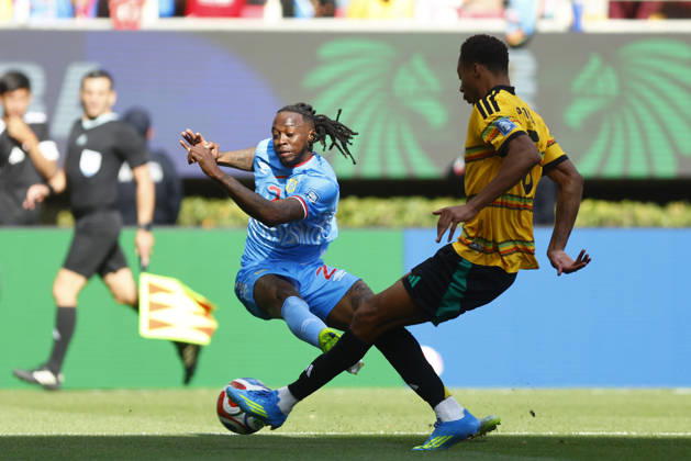 RD Congo v Jamaica - 2026 FIFA World Cup, WM, Weltmeisterschaft, Fussball Qualifying ZAPOPAN, MEXICO - MARCH 31: Aaron Wan-Bissaka (L) of RD Congo fights for the ball with Ethan Pinnock (R) of Jamaica during a World Cup 2026 playoff qualifying football match between RD Congo and Jamaica, at the Guadalajara Stadium in Zapopan, Mexico on March 31, 2026. Stringer Anadolu Zapopan Mexico. Editorial use only. Please get in touch for any other usage.  Copyright: x2026xAnadoluxStringerx