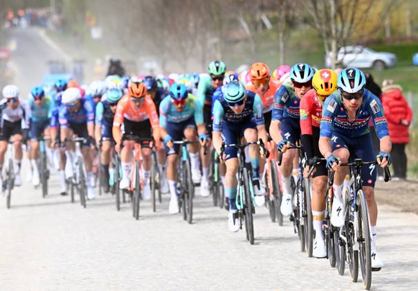 The pack of riders pictured in action during the men elite race of the Dwars Door Vlaanderen cycling event, 184,6km from Roeselare to Waregem, Wednesday 01 April 2026. POOLxTOMASxSISK x169504832x