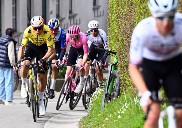 Belgian Wout van Aert pictured in action during the men elite race of the Dwars Door Vlaanderen cycling event, 184,6km from Roeselare to Waregem, Wednesday 01 April 2026. POOLxTOMASxSISK x169504860x