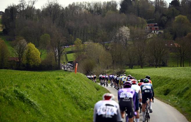 The pack of riders pictured in action during the men elite race of the Dwars Door Vlaanderen cycling event, 184,6km from Roeselare to Waregem, Wednesday 01 April 2026. POOLxTOMASxSISK x169505047x