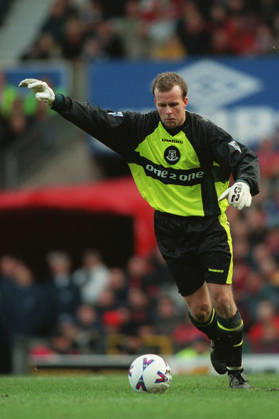 Manchester United, ManU V Everton, Premier League Thomas Myhre of Everton kicking during the Premier League match between Manchester United and Everton at Old Trafford on March 21, 1999 in Manchester, England. Manchester Old Trafford England United Kingdom Copyright: xAllstarxPicturexLibraryxLtdx