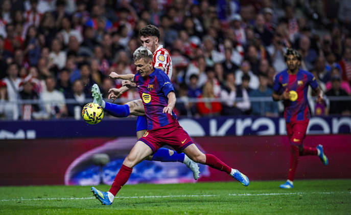 Atletico de Madrid v FC Barcelona, Barca - LaLiga MADRID, SPAIN - APRIL 04: Dani Olmo of FC Barcelona (R) battles for the ball with Matteo Ruggeri of Atletico de Madrid (L) during the LaLiga EA Sports match between Rayo Vallecano and Elche CF at Riyadh Air Metropolitano Stadium on April 04, 2026 in Madrid, Spain. Pablo Garcia Anadolu Madrid Spain. Editorial use only. Please get in touch for any other usage.  Copyright: x2026xAnadoluxPabloxGarciax