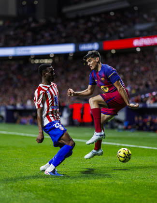 Atletico de Madrid v FC Barcelona, Barca - LaLiga MADRID, SPAIN - APRIL 04: Marc Bernal (R) of FC Barcelona battles for the ball with Faiths Seidu of Atletico de Madrid during the LaLiga EA Sports match between Rayo Vallecano and Elche CF at Riyadh Air Metropolitano Stadium on April 04, 2026 in Madrid, Spain. Pablo Garcia Anadolu Madrid Spain. Editorial use only. Please get in touch for any other usage.  Copyright: x2026xAnadoluxPabloxGarciax