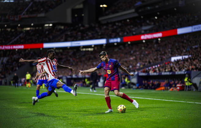 Atletico de Madrid v FC Barcelona, Barca - LaLiga MADRID, SPAIN - APRIL 04: Marc Bernal (R) of FC Barcelona battles for the ball with Faiths Seidu of Atletico de Madrid during the LaLiga EA Sports match between Rayo Vallecano and Elche CF at Riyadh Air Metropolitano Stadium on April 04, 2026 in Madrid, Spain. Pablo Garcia Anadolu Madrid Spain. Editorial use only. Please get in touch for any other usage.  Copyright: x2026xAnadoluxPabloxGarciax