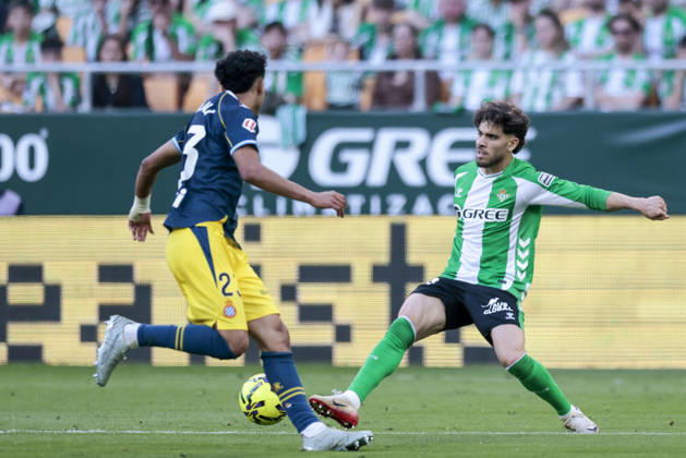 Real Betis Balompie v RCD Espanyol de Barcelona - LaLiga EA Sports Ez Abde of Real Betis runs with the ball during the La Liga EA Sports match between Real Betis and RCD Espanyol de Barcelona at La Cartuja Stadium in Seville, Spain, on April 4, 2026. Seville Spain Copyright: xJosexLuisxContrerasx originalFilename:joseluiscontreras-realbeti260404_npdWg