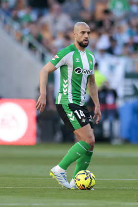 Real Betis Balompie v RCD Espanyol de Barcelona - LaLiga EA Sports Sofyan Amrabat of Real Betis controls the ball during the La Liga EA Sports match between Real Betis and RCD Espanyol de Barcelona at La Cartuja Stadium in Seville, Spain, on April 4, 2026. Seville Spain Copyright: xJosexLuisxContrerasx originalFilename:joseluiscontreras-realbeti260404_npHqc