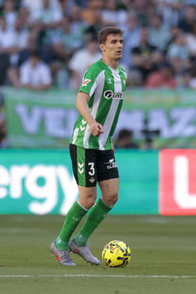 Real Betis Balompie v RCD Espanyol de Barcelona - LaLiga EA Sports Diego Llorente of Real Betis controls the ball during the La Liga EA Sports match between Real Betis and RCD Espanyol de Barcelona at La Cartuja Stadium in Seville, Spain, on April 4, 2026. Seville Spain Copyright: xJosexLuisxContrerasx originalFilename:joseluiscontreras-realbeti260404_npvWB