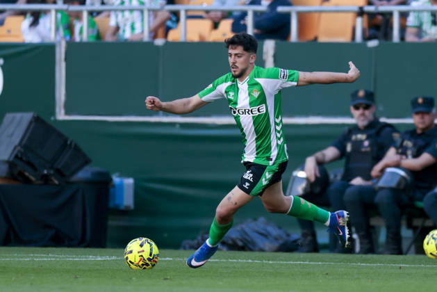 Real Betis Balompie v RCD Espanyol de Barcelona - LaLiga EA Sports Pablo Fornals of Real Betis passes the ball during the La Liga EA Sports match between Real Betis and RCD Espanyol de Barcelona at La Cartuja Stadium in Seville, Spain, on April 4, 2026. Seville Spain Copyright: xJosexLuisxContrerasx originalFilename:joseluiscontreras-realbeti260404_npiN2