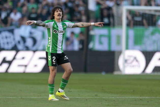 Real Betis Balompie v RCD Espanyol de Barcelona - LaLiga EA Sports Hector Bellerin of Real Betis gives instructions during the La Liga EA Sports match between Real Betis and RCD Espanyol de Barcelona at La Cartuja Stadium in Seville, Spain, on April 4, 2026. Seville Spain Copyright: xJosexLuisxContrerasx originalFilename:joseluiscontreras-realbeti260404_npozv