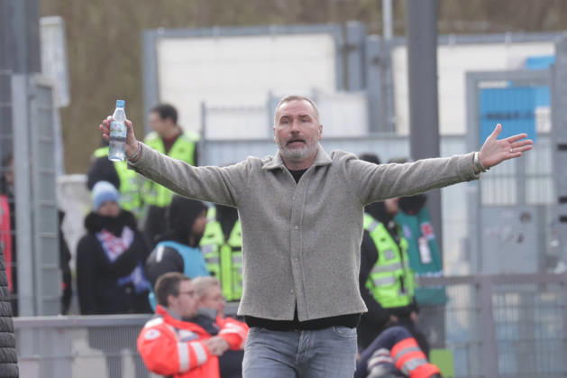 Coach Tim Walter Holstein Kiel Football, Men, Season 2025 2026, 2 BL, Holstein Stadion, Holstein Kiel vs Preussen Muenster, 0 0 DFL REGULATIONS PROHIBIT ANY USE OF PHOTOGRAPHS AS IMAGE SEQUENCES AND OR QUASI VIDEO