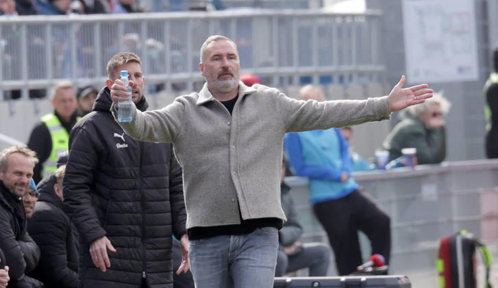 Coach Tim Walter Holstein Kiel Football, Men, Season 2025 2026, 2 BL, Holstein Stadion, Holstein Kiel vs Preussen Muenster, 0 0 DFL REGULATIONS PROHIBIT ANY USE OF PHOTOGRAPHS AS IMAGE SEQUENCES AND OR QUASI VIDEO