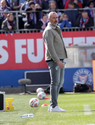 Coach Tim Walter Holstein Kiel Football, Men, Season 2025 2026, 2 BL, Holstein Stadion, Holstein Kiel vs Preussen Muenster, 0 0 DFL REGULATIONS PROHIBIT ANY USE OF PHOTOGRAPHS AS IMAGE SEQUENCES AND OR QUASI VIDEO