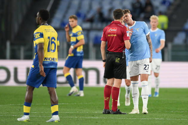 Foto IPP Roberto Ramaccia Roma 4 4 2026 Campionato di Calcio Serie A 2025 2026 Lazio vs Parma Nella foto Daniel Maldini of SS Lazio parla con l’ arbitro Matteo Marcenaro Italy Photo Press - World Copyright Roma italy Italia ITALY Copyright: xR4924_italyphotopressx