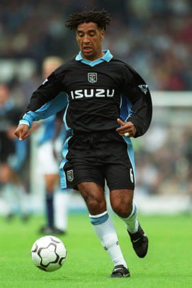 Manchester City V Coventry City, Premier League Richard Shaw of Coventry City on the ball during the Premier League match between Manchester City and Coventry City at Maine Road on August 26, 2000 in Manchester, England. Manchester Maine Road England United Kingdom Copyright: xAllstarxPicturexLibraryxLtdx