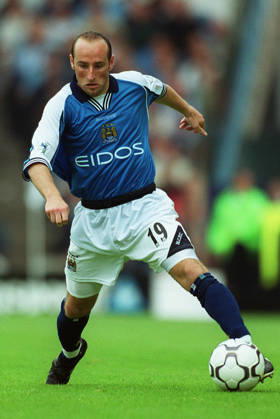 Manchester City V Coventry City, Premier League Danny Tiatto of Manchester City on the ball during the Premier League match between Manchester City and Coventry City at Maine Road on August 26, 2000 in Manchester, England. Manchester Maine Road England United Kingdom Copyright: xAllstarxPicturexLibraryxLtdx