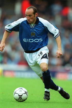 Manchester City V Coventry City, Premier League Danny Tiatto of Manchester City on the ball during the Premier League match between Manchester City and Coventry City at Maine Road on August 26, 2000 in Manchester, England. Manchester Maine Road England United Kingdom Copyright: xAllstarxPicturexLibraryxLtdx