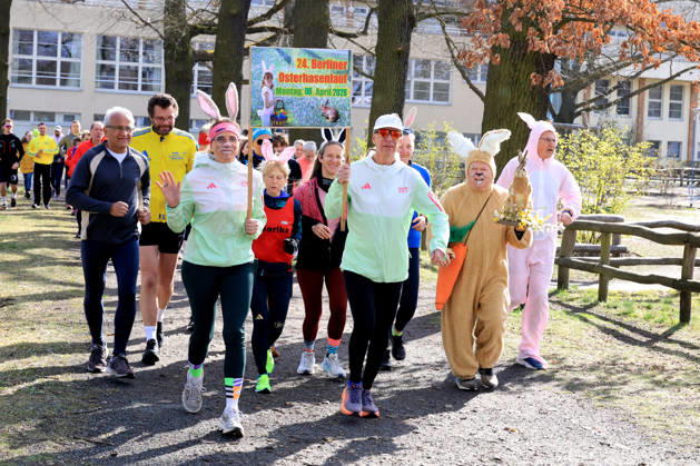 DEU, Easter bunny run through the Grunewald forest, 06 04 2026, Berlin, Berlin, DEU, Easter bunny run through the Grunewald forest, pictured with Easter bunny nordphotoxGmbHx xEngler nph00076