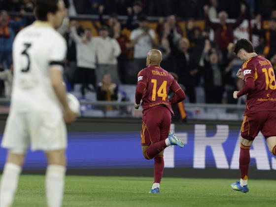 CALCIO - Serie A - AS Roma vs Pisa SC Roma s Dutch midfielder Donyell Malen celebrates after scoring a goal during the Serie A football match between AS Roma vs Pisa at the Olimpico Stadium in Rome, Italy on April 10, 2026. Rome Italy Copyright: xIPAxSport ABACAx