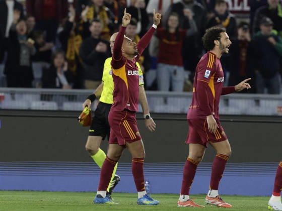 CALCIO - Serie A - AS Roma vs Pisa SC Roma s Dutch midfielder Donyell Malen celebrates after scoring a goal during the Serie A football match between AS Roma vs Pisa at the Olimpico Stadium in Rome, Italy on April 10, 2026. Rome Italy Copyright: xIPAxSport ABACAx