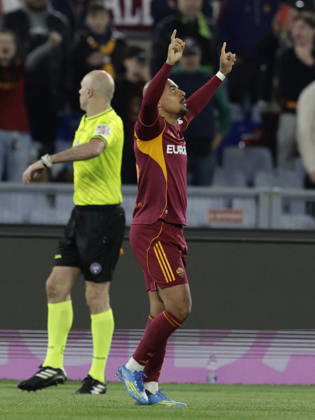 CALCIO - Serie A - AS Roma vs Pisa SC Roma s Dutch midfielder Donyell Malen celebrates after scoring a goal during the Serie A football match between AS Roma vs Pisa at the Olimpico Stadium in Rome, Italy on April 10, 2026. Rome Italy Copyright: xIPAxSport ABACAx