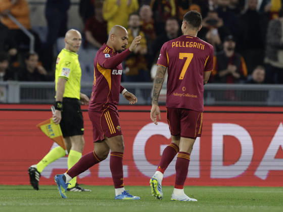CALCIO - Serie A - AS Roma vs Pisa SC Roma s Dutch midfielder Donyell Malen celebrates after scoring a goal during the Serie A football match between AS Roma vs Pisa at the Olimpico Stadium in Rome, Italy on April 10, 2026. Rome Italy Copyright: xIPAxSport ABACAx