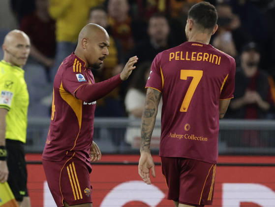 CALCIO - Serie A - AS Roma vs Pisa SC Roma s Dutch midfielder Donyell Malen celebrates after scoring a goal during the Serie A football match between AS Roma vs Pisa at the Olimpico Stadium in Rome, Italy on April 10, 2026. Rome Italy Copyright: xIPAxSport ABACAx