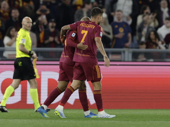 CALCIO - Serie A - AS Roma vs Pisa SC Roma s Dutch midfielder Donyell Malen celebrates after scoring a goal during the Serie A football match between AS Roma vs Pisa at the Olimpico Stadium in Rome, Italy on April 10, 2026. Rome Italy Copyright: xIPAxSport ABACAx