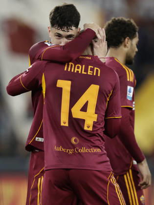 CALCIO - Serie A - AS Roma vs Pisa SC Roma s Dutch midfielder Donyell Malen celebrates after scoring a goal of 2-0 during the Serie A football match between AS Roma vs Pisa at the Olimpico Stadium in Rome, Italy on April 10, 2026. Rome Italy Copyright: xIPAxSport ABACAx
