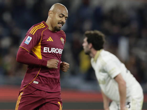 CALCIO - Serie A - AS Roma vs Pisa SC Roma s Dutch midfielder Donyell Malen celebrates after scoring a goal of 2-0 during the Serie A football match between AS Roma vs Pisa at the Olimpico Stadium in Rome, Italy on April 10, 2026. Rome Italy Copyright: xIPAxSport ABACAx