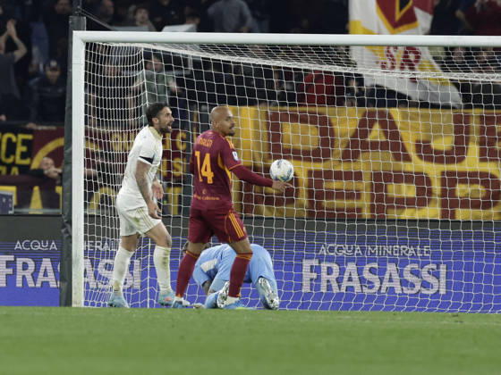 CALCIO - Serie A - AS Roma vs Pisa SC Roma s Dutch midfielder Donyell Malen scores against Pisa goal of 3-0 during the Serie A football match between AS Roma vs Pisa at the Olimpico Stadium in Rome, Italy on April 10, 2026. Rome Italy Copyright: xIPAxSport ABACAx