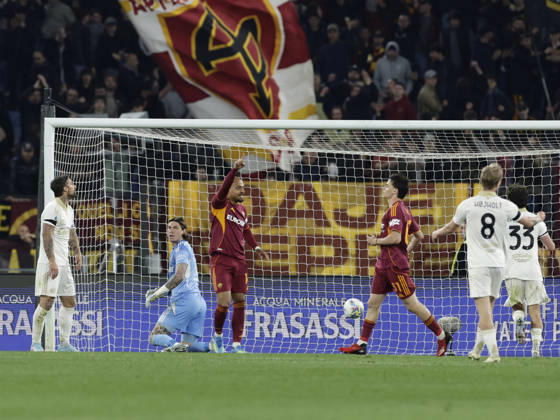CALCIO - Serie A - AS Roma vs Pisa SC Roma s Dutch midfielder Donyell Malen celebrates after scoring a goal of 3-0 during the Serie A football match between AS Roma vs Pisa at the Olimpico Stadium in Rome, Italy on April 10, 2026. Rome Italy Copyright: xIPAxSport ABACAx