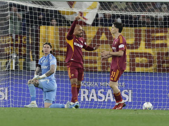 CALCIO - Serie A - AS Roma vs Pisa SC Roma s Dutch midfielder Donyell Malen celebrates after scoring a goal of 3-0 during the Serie A football match between AS Roma vs Pisa at the Olimpico Stadium in Rome, Italy on April 10, 2026. Rome Italy Copyright: xIPAxSport ABACAx