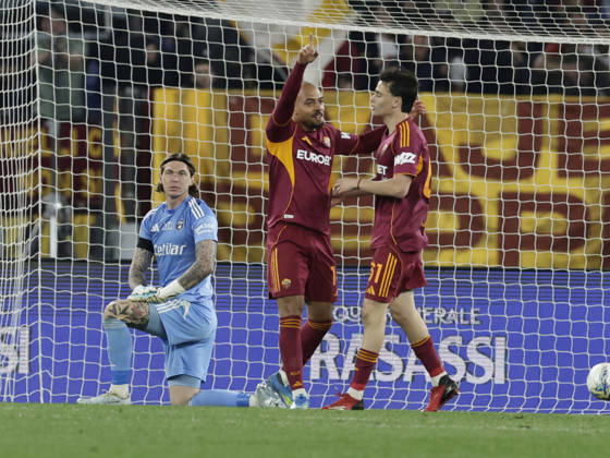 CALCIO - Serie A - AS Roma vs Pisa SC Roma s Dutch midfielder Donyell Malen celebrates after scoring a goal of 3-0 during the Serie A football match between AS Roma vs Pisa at the Olimpico Stadium in Rome, Italy on April 10, 2026. Rome Italy Copyright: xIPAxSport ABACAx