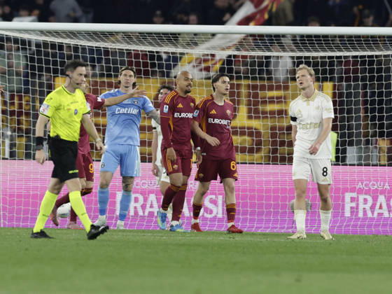 CALCIO - Serie A - AS Roma vs Pisa SC Roma s Dutch midfielder Donyell Malen celebrates after scoring a goal of 3-0 during the Serie A football match between AS Roma vs Pisa at the Olimpico Stadium in Rome, Italy on April 10, 2026. Rome Italy Copyright: xIPAxSport ABACAx