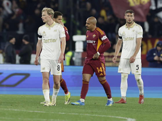 CALCIO - Serie A - AS Roma vs Pisa SC Roma s Dutch midfielder Donyell Malen celebrates after scoring a goal of 3-0 during the Serie A football match between AS Roma vs Pisa at the Olimpico Stadium in Rome, Italy on April 10, 2026. Rome Italy Copyright: xIPAxSport ABACAx